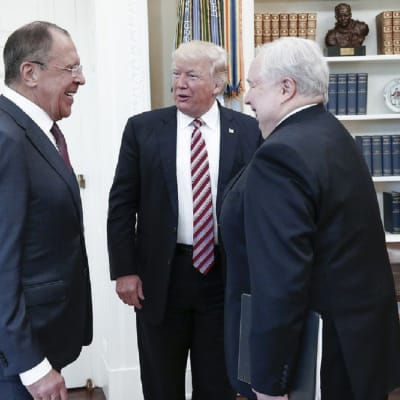Rysslands utrikesminister Sergej Lavrov, USA:s president Donald Trump och Rysslands USA-ambassadör Sergej Kisljak i Vita huset 15.5.2017.