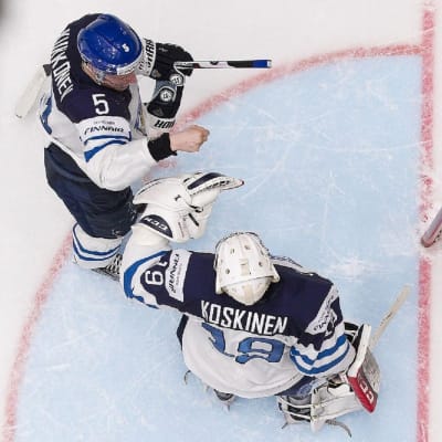 Mikko Koskinen och Lasse Kukkonen i matchen mot USA.