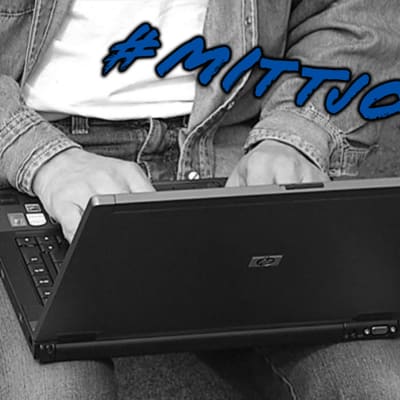 Arbete på laptop med #MittJobb-stämpel.
