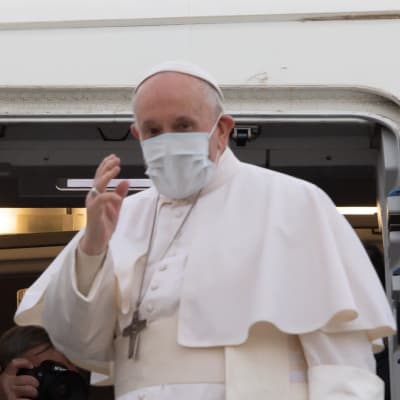 Påve Franciskus inleder sin första utlandsresa under pandemin med ett historiskt besök i krigströtta Irak.