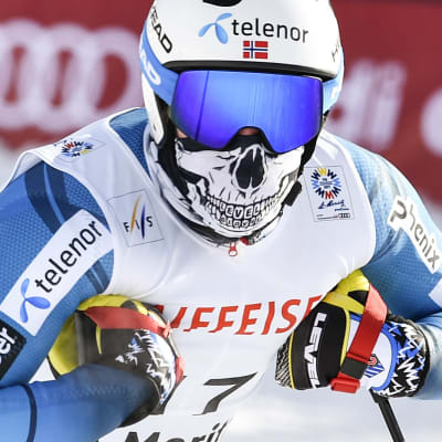 Norrmannen Kjetil Jansrud åkte med ett skrämmande ansiktsskydd under störtloppsträningen.