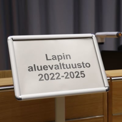 Kyltissä "Lapin aluevaltuusto 2022-2025" kokouskyltti
