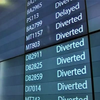 Skylt visar inställda avgångar på Gatwickflygplatsen
