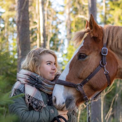 Janina Tiihonen ja hevonen