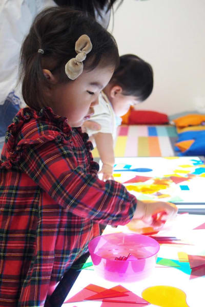 Japanska barn i konstskola.