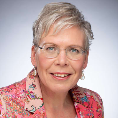 En kvinna med kort, ljust hår.