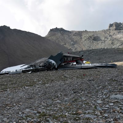 Vrakdelar efter att ett veteranflygplan kraschat in i berget Piz Segnas i Schweiz den 5 augusti 2018.