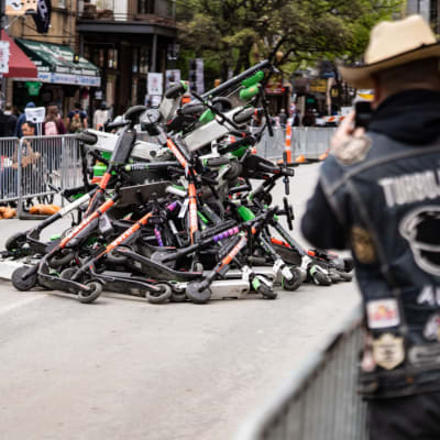Konfiskerade elsparkcyklar på Sixth Street i Austin under teknologikonferensen SXSW.