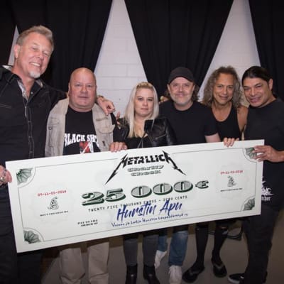 Metallica donerar 25 000 euro till Hurstis mathjälp.