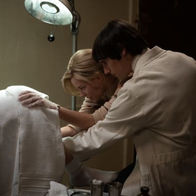 I "Call Jane" instruerar abortören Doktor Dean (Cory Michael Smith) huvudpersonen Joy (Elizabeth Banks) i hur en abort går till.
