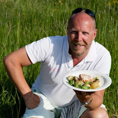 Kocken Christian Sveholm med en tallrik mat