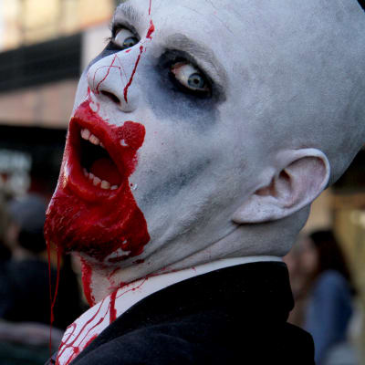 Zombieksi meikattu mies Zombie-walk -tapahtumassa 2012.