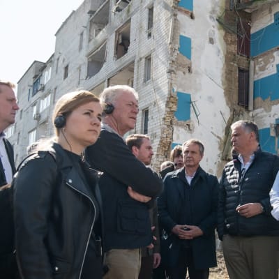 Niina Ratilainen ja muu alueiden komitean valtuuskunta tutustuu Ukrainassa pommituksen tuhoihin.
