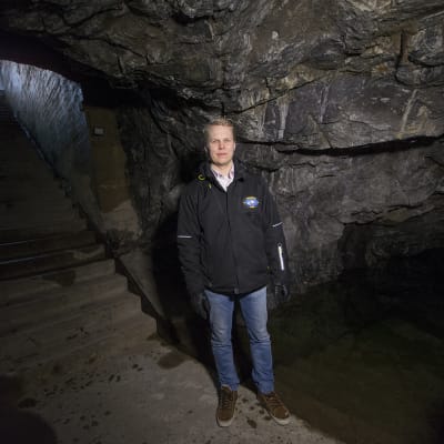 Luolasukeltaja Kalle Hakala esittelee Kuopion alla olevaa luolastoa Verotoimiston pihassa.