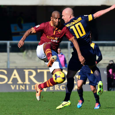 Roman Maicon ja Veronan Emil Hallfredsson.