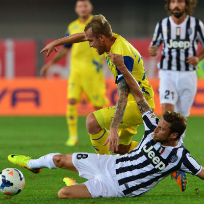 Juventuksen Claudio Marchisio ja Chievon Luca Rigoni.