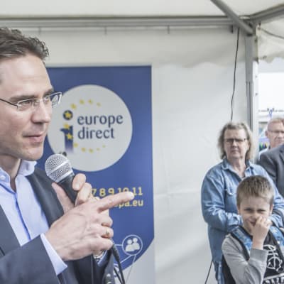 Komissaari Jyrki Katainen Kuopion torilla kabinettinsa kanssa.