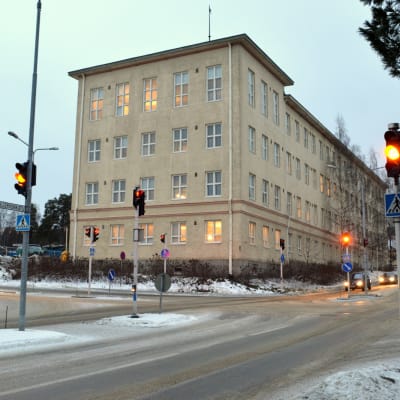 Mäntykampus muodostuu Männistön vanhan koulun ympäristöön Kuopiossa. Kuva on otettu 5. joulukuuta 2013.