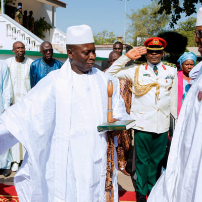 Gambias president Yahya Jammeh (till vänster) välkomnar Nigerias president Muhammadu Buhari för krissamtal. Jammeh har vägrat godkänna sin förlust i Gambias presidentval och har utlyst undantagstillstånd i landet.