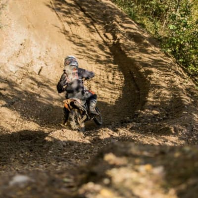 Sjundeåkille tränar motocross.