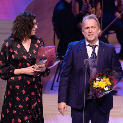 Johanna Hagström och Ulf Simolin med blombuketter på Musikhusets scen.