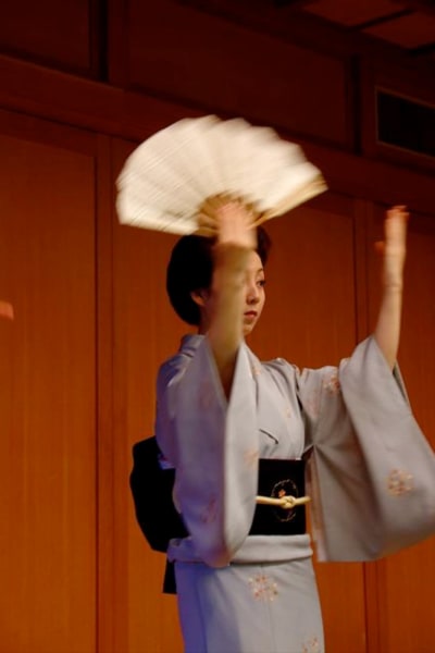  Solfjädern är oftast det enda verktyget geishan har tillgång till på scenen 