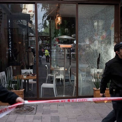 Två personer dödades på café i Tel Aviv