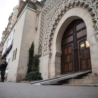 Hundratals moskéer öppnar sina dörrar i Paris