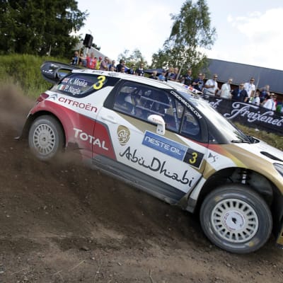 Kris Meeke i farten under VM-rallyt i Jyväskylä.