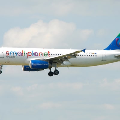 Airbus 320-plan från Small Planet Airlines.