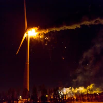 Turbinen uppe i en vindmölla står i ljusan låga.