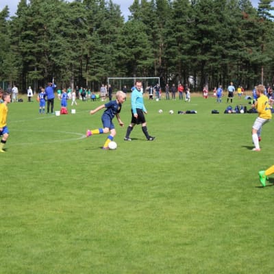 Barn spelar fotboll under Östersjö cup 2015.