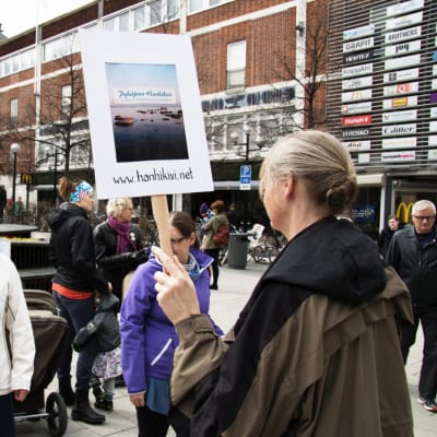 Demonstration mot kärnkraften i Umeå centrum, kvinna med plakat
