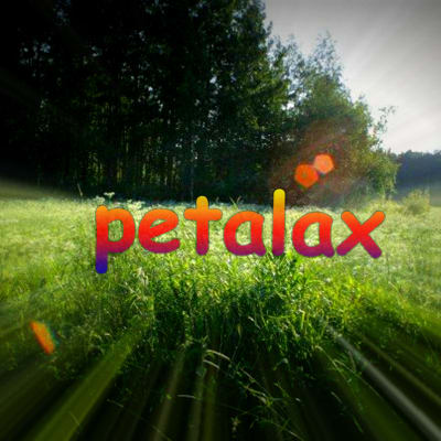 En bild på en åker med texten "petalax" i regnbågsfärger