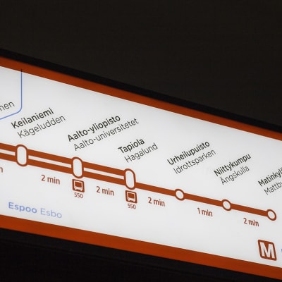 Skylt på väsmetrostationer.