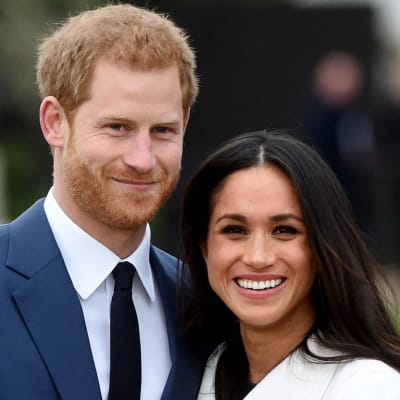 Prins Harry och Meghan Markle poserar inför fotografer.  