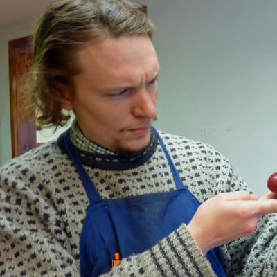 Suutari Simo Nousiainen keskeneräisen kengän kanssa.