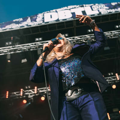 bonnie tyler sjunger på en scen