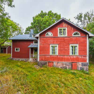 Ett rött hus i trä på Tovö i Ekenäs skärgård.