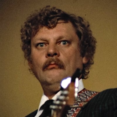 Matti Ruohola on yhtyeen kitaristi ja manageri Eino Kirkasoja tv-elokuvassa Onnentyttö (1982).