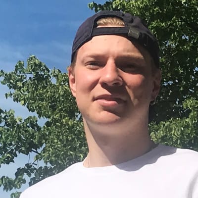 Robert Tarkkanen valkoisessa t-paidassa ja lippis päässä