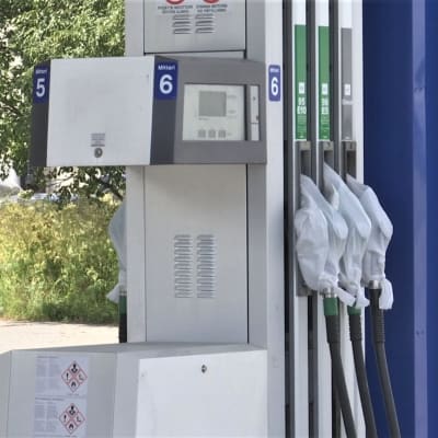 Suljettu polttoaineiden tankkauspiste kiinni laitetulla huoltoasemalla. 