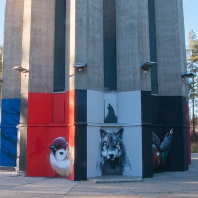 Muraaleja Puolivälinkankaan vesitornissa Oulussa