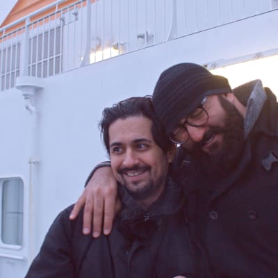 Hamy Ramezan ja Ali Jahangiri laivan kannella kaulakkain