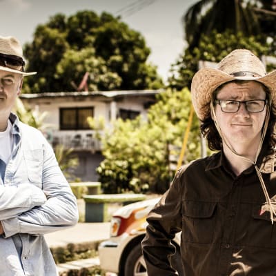 Koomikkoystävykset Dara Ó Briainn ja Ed Byrne matkaavat maailman pisintä tietä Yhdysvalloista Panamaan.
