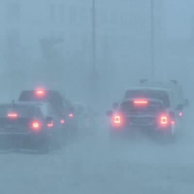 Liikennettä lumisateessa ja tuiskussa Helsingin keskustassa varhain keskiviikkona aamulla