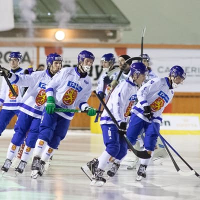 Suomen jääpallomaajoukkueen pelaajia kuvassa.