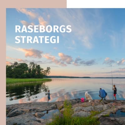 Pärmbilden på Raseborgs nya strategidokument 2018. Stranklippor, solnedgång, sommar, en man med två barn och en hund metar en sommarkväll.