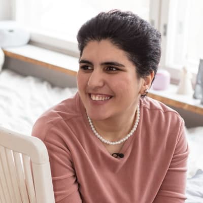 Lähikuva Azra Tayyebin kasvoista.