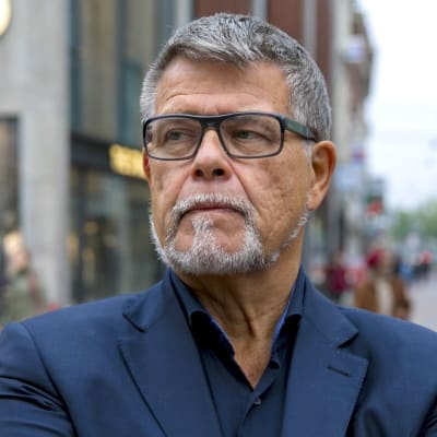 Emile Ratelband anser sig vara en 49-åring fångad i en 69-årings kropp.